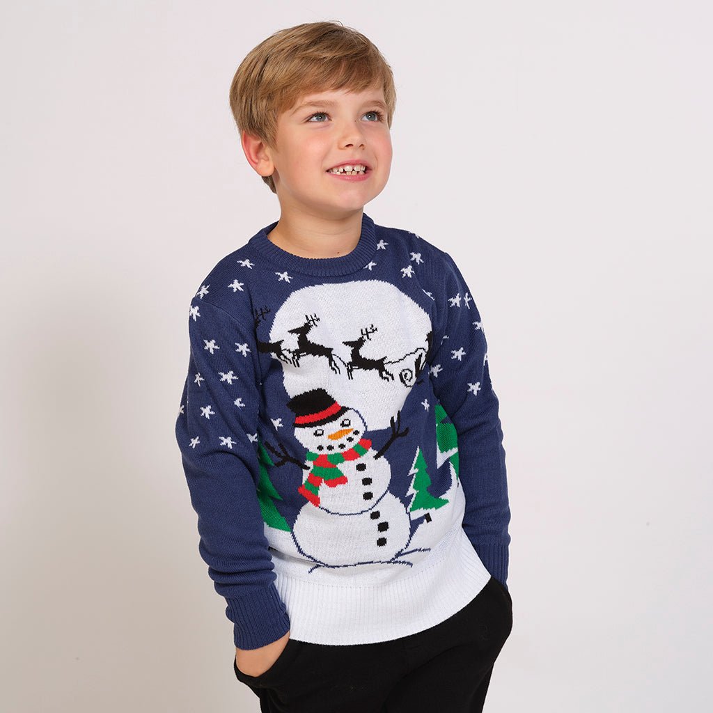 Et barn iklædt en julesweater med en måne på.